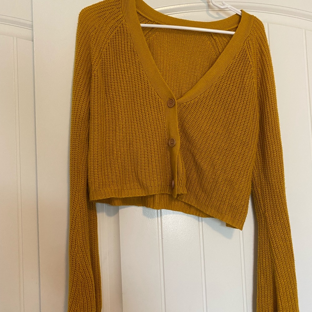 Cropped sweater with flared sleeves